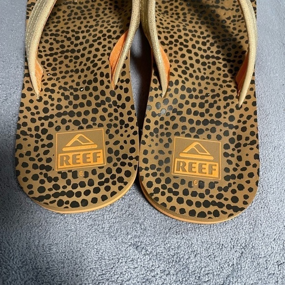 Reef Kids Ahi Flip Flops in metallic with animal print footbed. Size 6 - Picture 4 of 7
